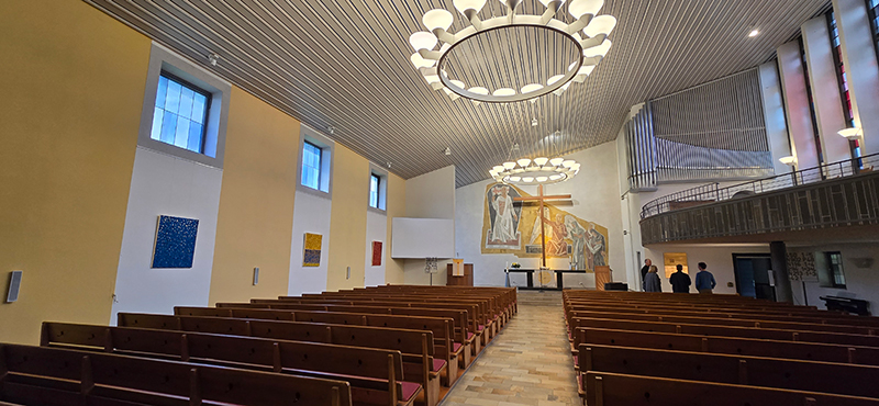 Innenraum Auferstehungskirche mit Werken von Friedhelm Wolfrat